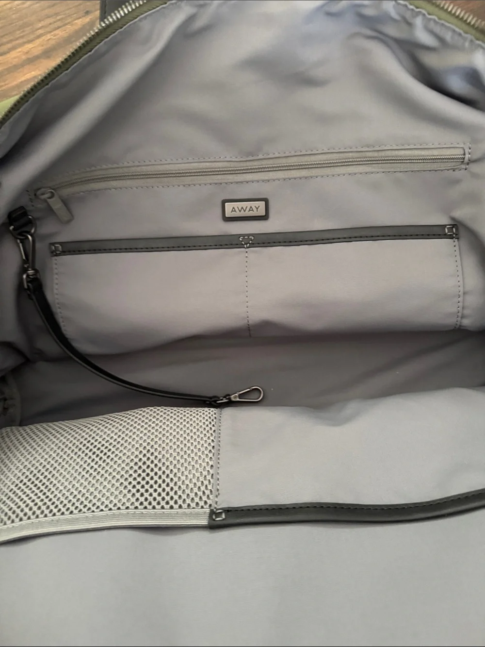New AWAY The Everywhere Bag Olive Green Weekender Bag with Black Handles